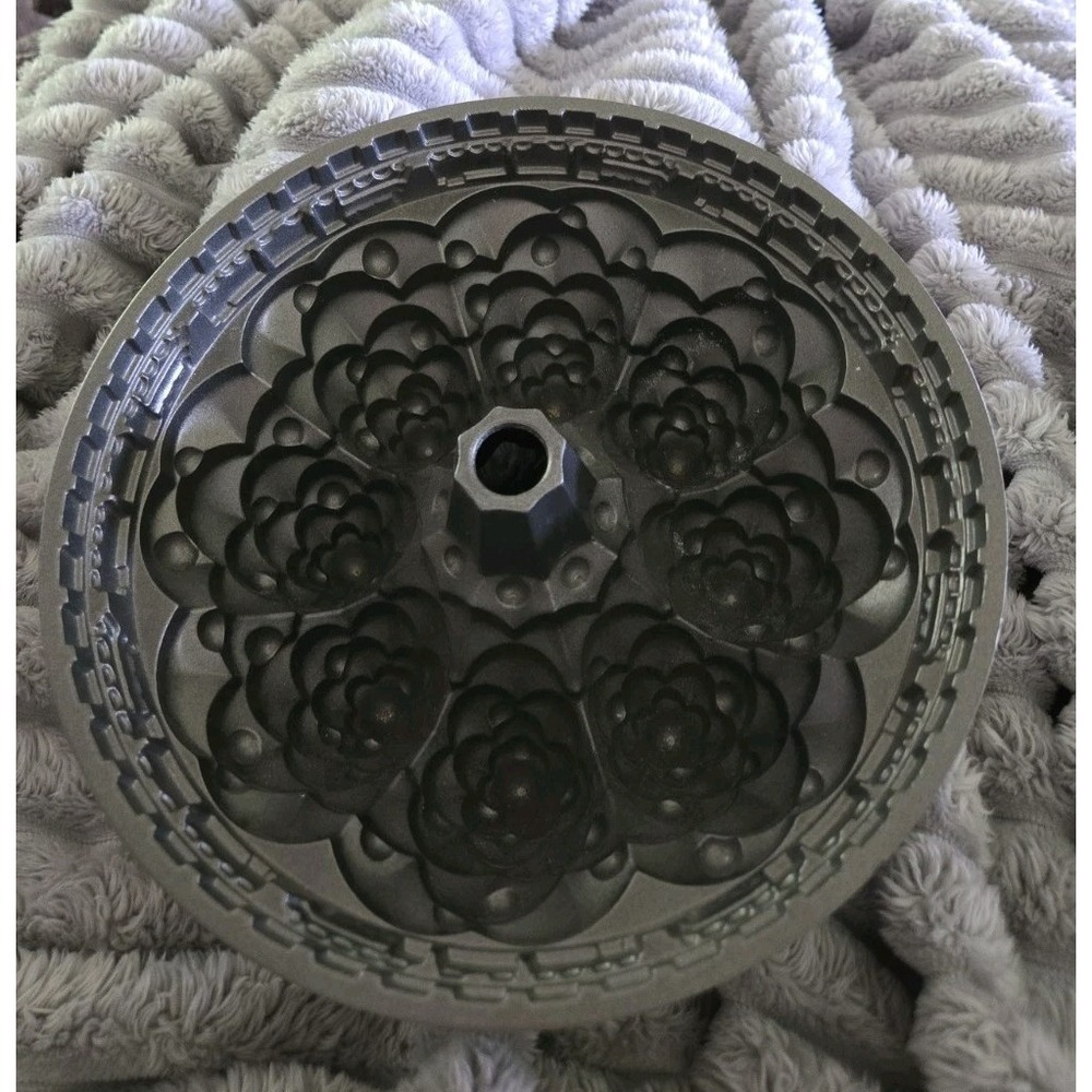 Nordic Ware Holiday CHRISTMAS Tree BUNDT Cake Pan‎ w/Train Cast Aluminum